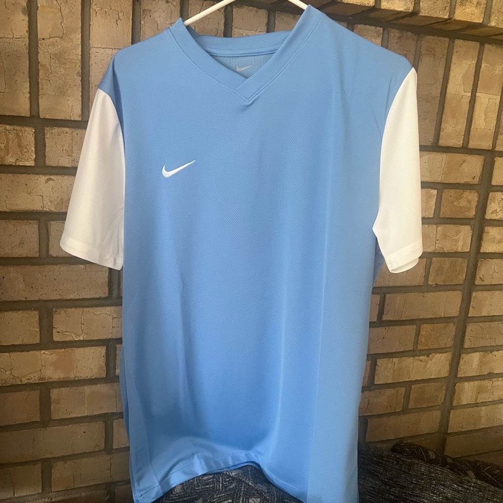 Nike lightweight t shirt NWT